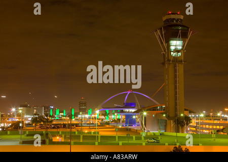 Das Themenrestaurant Gebäude Begegnung am Los Angeles International Airport in der Nacht Stockfoto