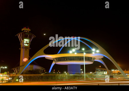 Das Themenrestaurant Gebäude Begegnung am Los Angeles International Airport in der Nacht Stockfoto