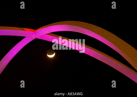 Der Mond geht hinter den gekreuzten Bögen des Gebäudes Begegnung Themenrestaurant am Los Angeles International Airport Stockfoto