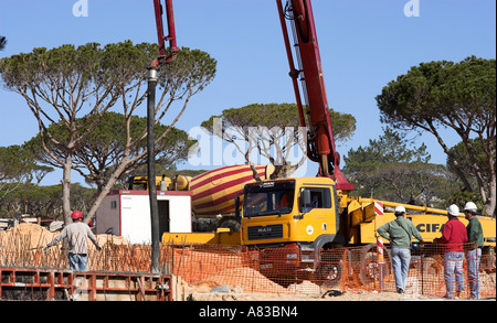 Pumpen von Beton auf einer Baustelle an der Algarve in Portugal. Stockfoto