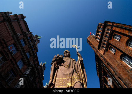 Statue von St. Ansgar auf der Trostbrücke auf der rechten Seite das Gebäude der patriotischen Gesellschaft, auf der linken Seite der Globushof. Stockfoto