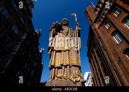 Statue von St. Ansgar auf der Trostbrücke auf der rechten Seite das Gebäude der patriotischen Gesellschaft, auf der linken Seite der Globushof. Stockfoto