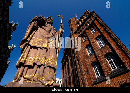 Statue von St. Ansgar auf der Trostbrücke auf der rechten Seite das Gebäude der patriotischen Gesellschaft. Stockfoto