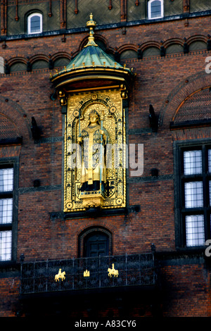 Bischof Absalons Statue auf das Radhus (Rathaus) in Kopenhagen Stockfoto