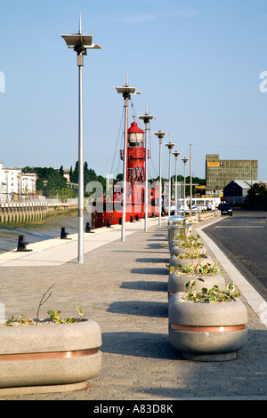 HYTHE QUAY IN COLCHESTER AN EINEM SONNIGEN TAG. Und das alte Coldock Gebäude dahinter (Colchester Dock Transit Company Site) Stockfoto