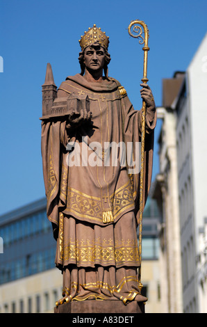 Statue von St. Ansgar auf der Trostbrücke. Stockfoto