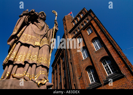 Statue von St. Ansgar auf der Trostbrücke auf der rechten Seite das Gebäude der patriotischen Gesellschaft. Stockfoto