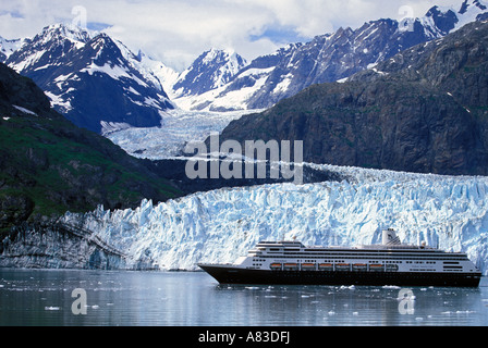 Holland America Cruise Schiff Volendam am Margerie-Gletscher in Alaska Glacier Bay Nationalpark Stockfoto