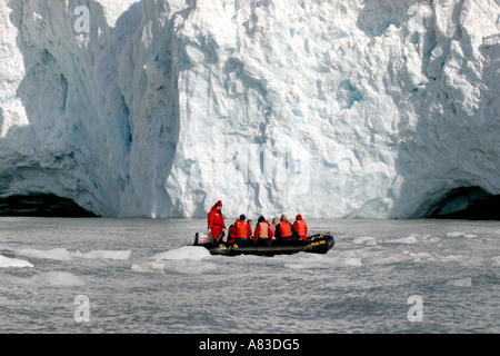 Kreuzfahrt-Passagiere am historischen Elephant Island, Antarktis ist die Website von Sir Ernest Shackleton heldenhafte Rettung von 22 seiner Männer Stockfoto