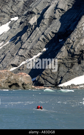 Kreuzfahrt-Passagiere am historischen Elephant Island, Antarktis ist die Website von Sir Ernest Shackleton heldenhafte Rettung von 22 seiner Männer Stockfoto