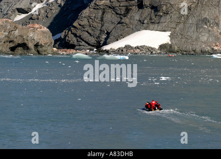 Kreuzfahrt-Passagiere am historischen Elephant Island, Antarktis ist die Website von Sir Ernest Shackleton heldenhafte Rettung von 22 seiner Männer Stockfoto