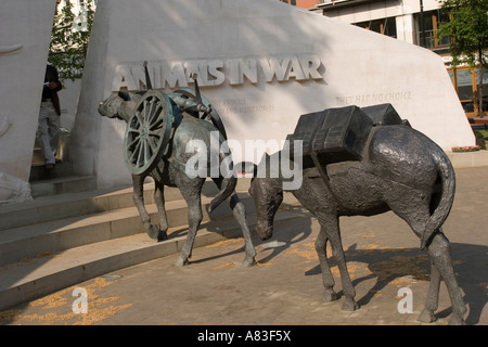 Die Tiere im War Memorial, Skulptur von David Blackhouse Bildhauer Richard Holliday und Harry Day Carver, befindet sich im Park Lan Stockfoto