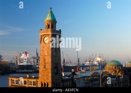 Das Kreuzfahrtschiff "Queen Mary II" im Trockendock der Werft Blohm + Voss in Hamburg, Deutschland Stockfoto