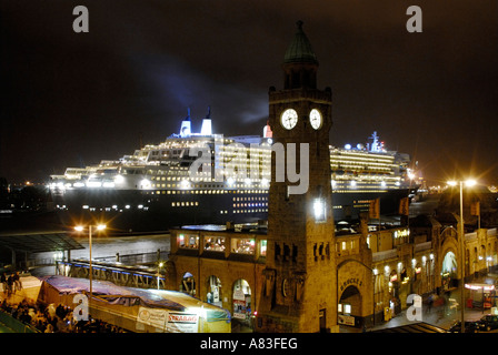 Das Kreuzfahrtschiff "Queen Mary II" beim Andocken in das Trockendock der Werft Blohm + Voss in Hamburg, Deutschland Stockfoto