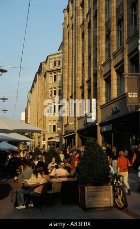 Deutschland-Hamburg-Menschen zu Fuß in der Spitalerstraße eine ...