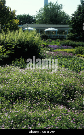 Cafe Seeterrassen im Park Planten un Blomen in der Stadt im Zentrum von Hamburg, Deutschland. Stockfoto