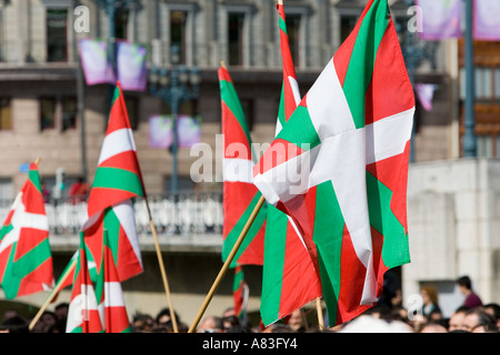 Die baskische Flagge, die Ikurrina ist oben während einer baskischen nationalistischen Demonstration in Bilbao, Spanien statt. Stockfoto
