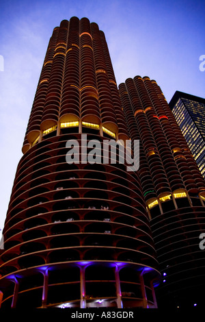 Marina City Towers beleuchtet in der Nacht, Chicago IL USA Stockfoto