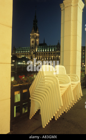 Alsterarkaden und beleuchtete Rathaus Hamburg, Deutschland Stockfoto