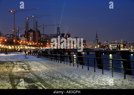 Fluss Elbe am Fischmarkt in Altona, St. Pauli-Baustelle von Astra Bier Co. und Kirchtürme in der Innenstadt von Hamburg, Deutschland Stockfoto