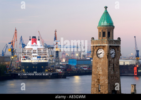 Das Kreuzfahrtschiff Queen Mary 2 Im Trockendock Elbe 17 von Blohm Und Voss Im Hamburger Hafen Bei Morgendämmerung. Auf der rechten Seite Stockfoto