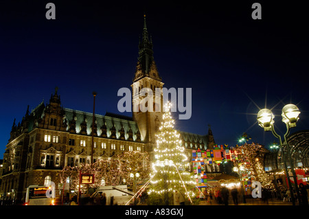 Weihnachtsmarkt auf der "Rathausmarkt" vor dem Rathaus von Hamburg, Deutschland Stockfoto