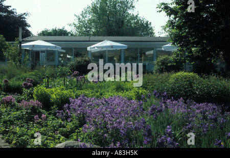 Cafe Seeterrassen im Park Planten un Blomen in der Stadt im Zentrum von Hamburg, Deutschland. Stockfoto