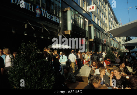 Deutschland-Hamburg-Menschen zu Fuß in der Spitalerstraße eine ...