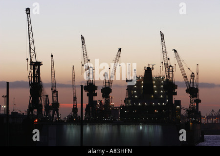 Die Kräne der Werft Blohm + Voss in Hamburg, Deutschland Stockfoto