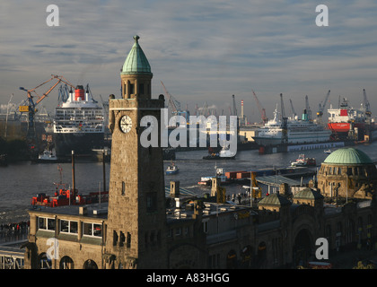 Historische Uhr Turm der Landungsbrücken Gebäude und Queen Mary II im Trockendock von Blohm + Voss in Hamburg, Deutschland Stockfoto