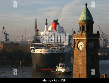 Queen Mary II im Trockendock von Blohm + Voss in Hamburg, Deutschland, historischen Glockenturm Stockfoto