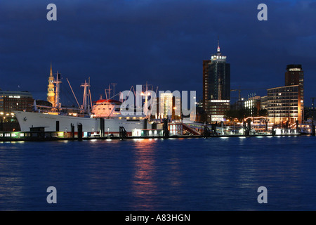 Elbe-Fluss-Skyline mit Sap San Diego, Hanseatic Trade Center, Kehrwiderspitze in Hamburg, Deutschland Stockfoto