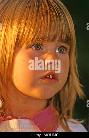 Ein Kinderporträt mit Gesichtsausdruck Stockfoto