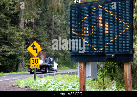 Radar betrieben digitale Straße Zeichen Achtung Autofahrer von scharfen Kurven auf U S 101 nördlich von Eureka, Kalifornien Stockfoto