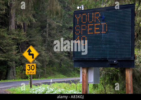 Radar betrieben digitale Straßenschild Autofahrer ihre Geschwindigkeit auf U S 101 nördlich von Eureka, Kalifornien Stockfoto