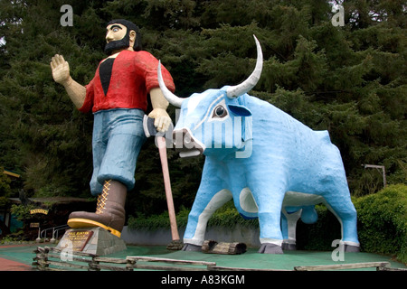 Riesige Statuen von Paul Bunyan und Babe die Blue Ox bewachen den Eingang der Bäume of Mystery in Klamath Kalifornien Stockfoto