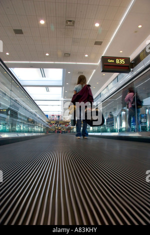 Menschen stehen auf einem beweglichen Steg an der Colorado Denver International Airport Stockfoto