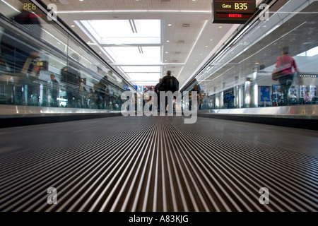 Menschen fahren auf ein Laufband an der Colorado Denver International Airport Stockfoto