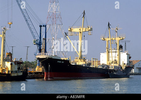 Frachtschiff auf dem Saigon-Fluss in Vietnam Stockfoto
