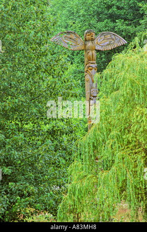 Totem der Vögel in den Bäumen Stockfoto