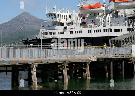 CalMac Caledonian Mac Brayne Fähre verlassen Brodick Isle of Arran Goatfell jenseits Stockfoto