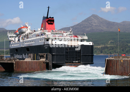 CalMac Caledonian Mac Brayne Fähre verlassen Brodick Isle of Arran Goatfell jenseits Stockfoto