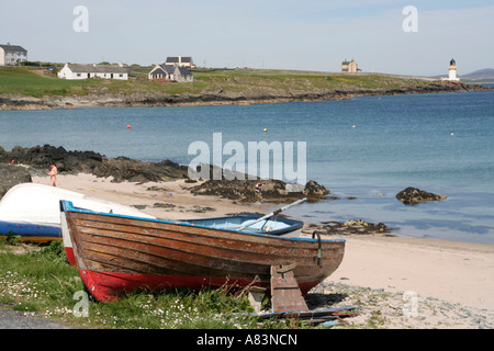 Port Charlotte Bucht und Leuchtturm auf Horizont Isle of Islay Argyll Scotland uk gb Stockfoto