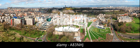 von Salisbury Crags Holyrood Palast dynamische Erde Edinburgh Castle Stadtbild Schottlands Hauptstadt Edinburgh Stadtpanorama Stockfoto