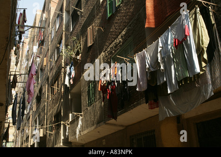 Wäscherei auf Wäscheleinen außerhalb Apartment Gebäude in der Gasse, Kairo, Ägypten, Naher Osten Stockfoto