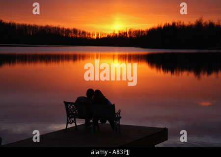 Ein paar Sonnenuntergang am Finger Lake Wasilla Alaska Modell veröffentlicht Stockfoto