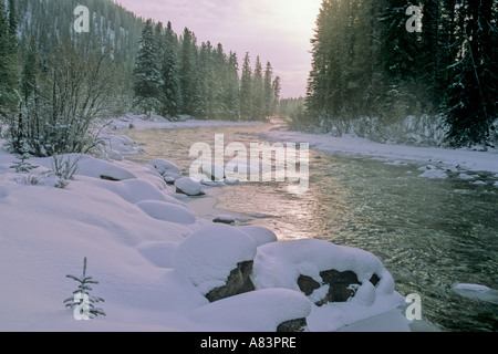 Maligne River im Winter landschaftlich schön Stockfoto