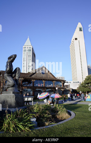 Blick vom Marina Park auf Restaurants und Manchester grand Hyatt Hotel im Hintergrund. San Diego, Kalifornien, usa Stockfoto