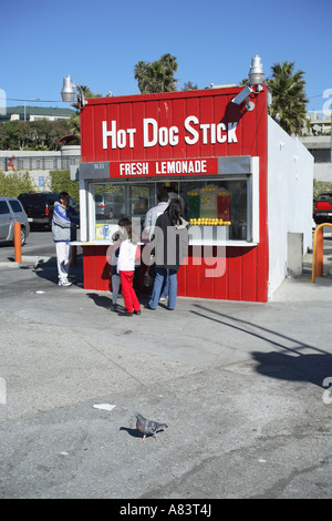 Hot Dog auf einem Stick-Stand in der Nähe Pier. Santa Monica, Kalifornien, usa Stockfoto