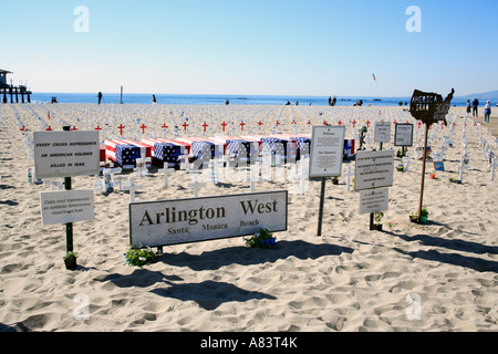 symbolische Demonstration mit Grab Kreuze und Särge gegen Irak-Krieg am Strand. Santa Monica, Kalifornien, usa Stockfoto